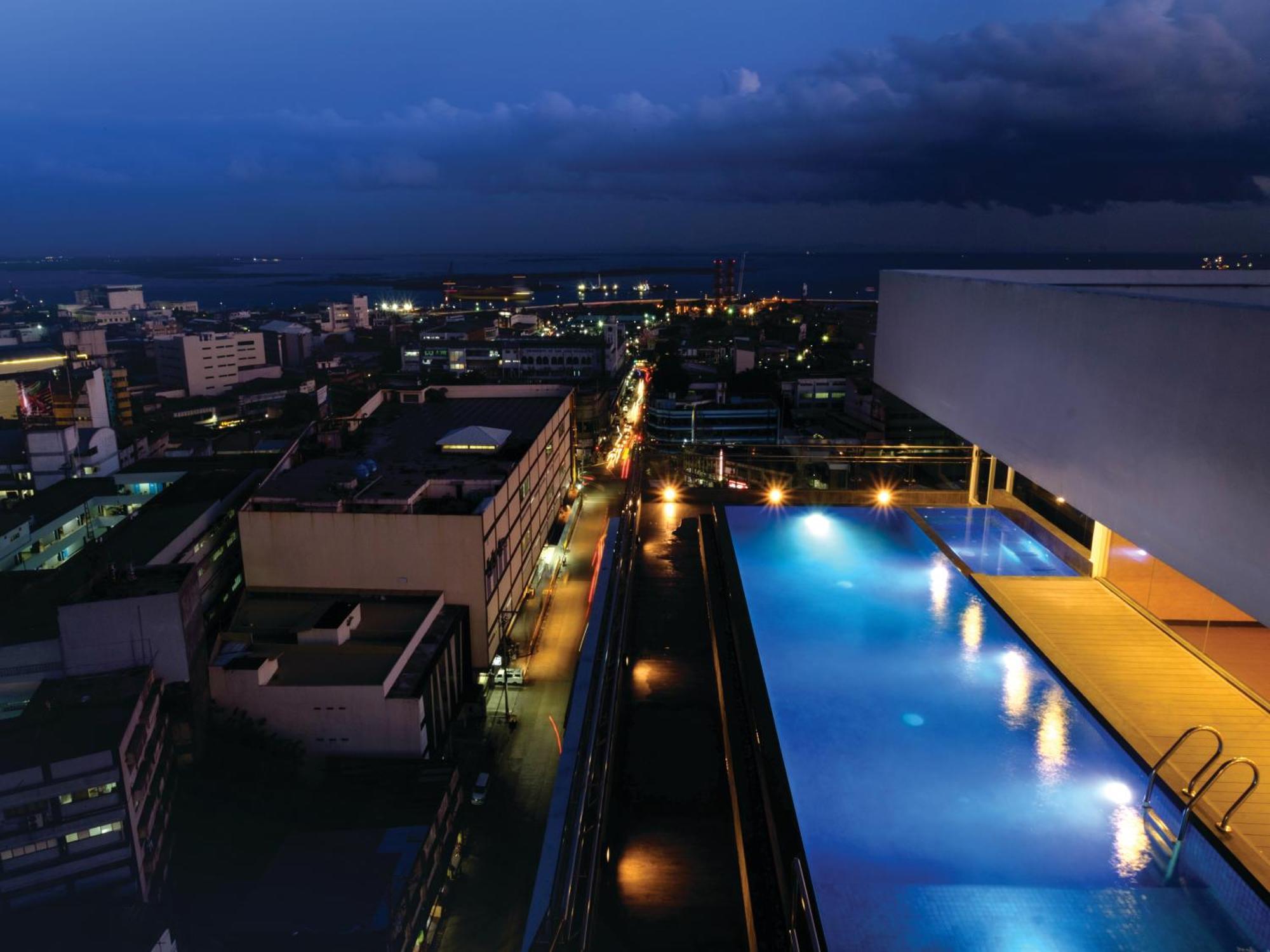 One Central Hotel&Suites - Multiple Use Hotel Cebu Extérieur photo